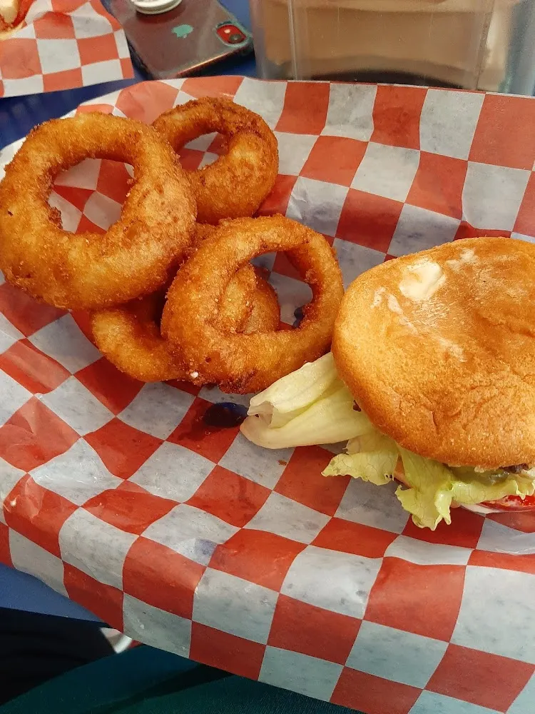 Hamburger with Lettuce Tomato and Pickl We